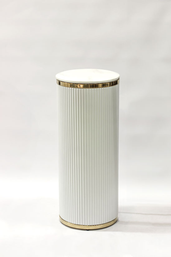STOJAK okrągły biały ryflowany, forma kolumny, złote detale, kamienny blat, elegancki, średni STOJAK okrągły biały ryflowany, forma kolumny, złote detale, kamienny blat, elegancki, średni