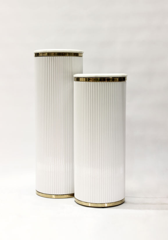 STOJAK okrągły biały ryflowany, forma kolumny, złote detale, kamienny blat, elegancki, wyjątkowy STOJAK okrągły biały ryflowany, forma kolumny, złote detale, kamienny blat, elegancki, wyjątkowy