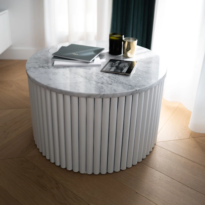 STOLIK KAWOWY biały, ryflowana podstawa, marmurowy blat, okrągły, ekskluzywny