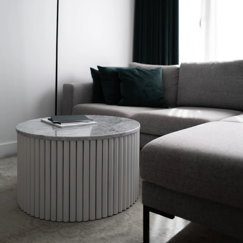 STOLIK KAWOWY biały, ryflowana podstawa, marmurowy blat, okrągły, skandywaski