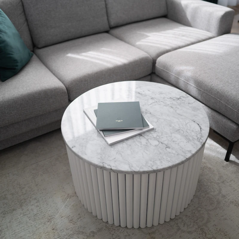 STOLIK KAWOWY biały, ryflowana podstawa, marmurowy blat, okrągły, wyjątkowy
