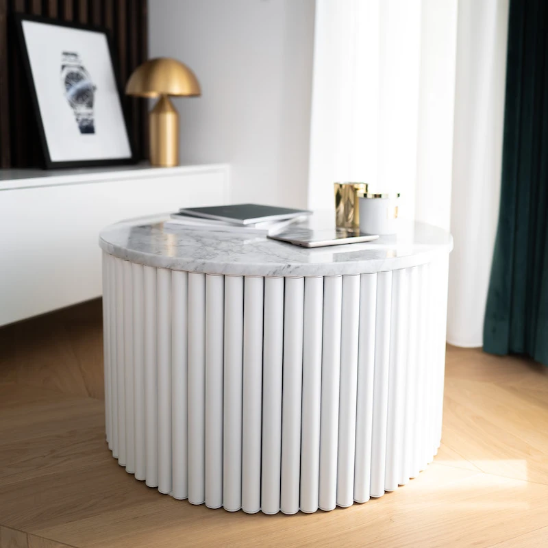 STOLIK KAWOWY biały, ryflowana podstawa, marmurowy blat, okrągły