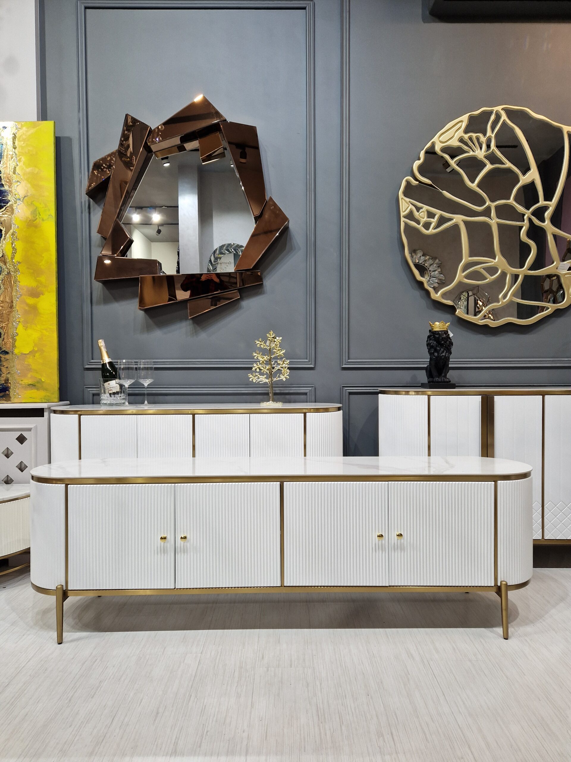 SZAFKA RTV biało-złota, ryflowane fronty, blat ze spieku kamiennego, styl glamour, do salonu