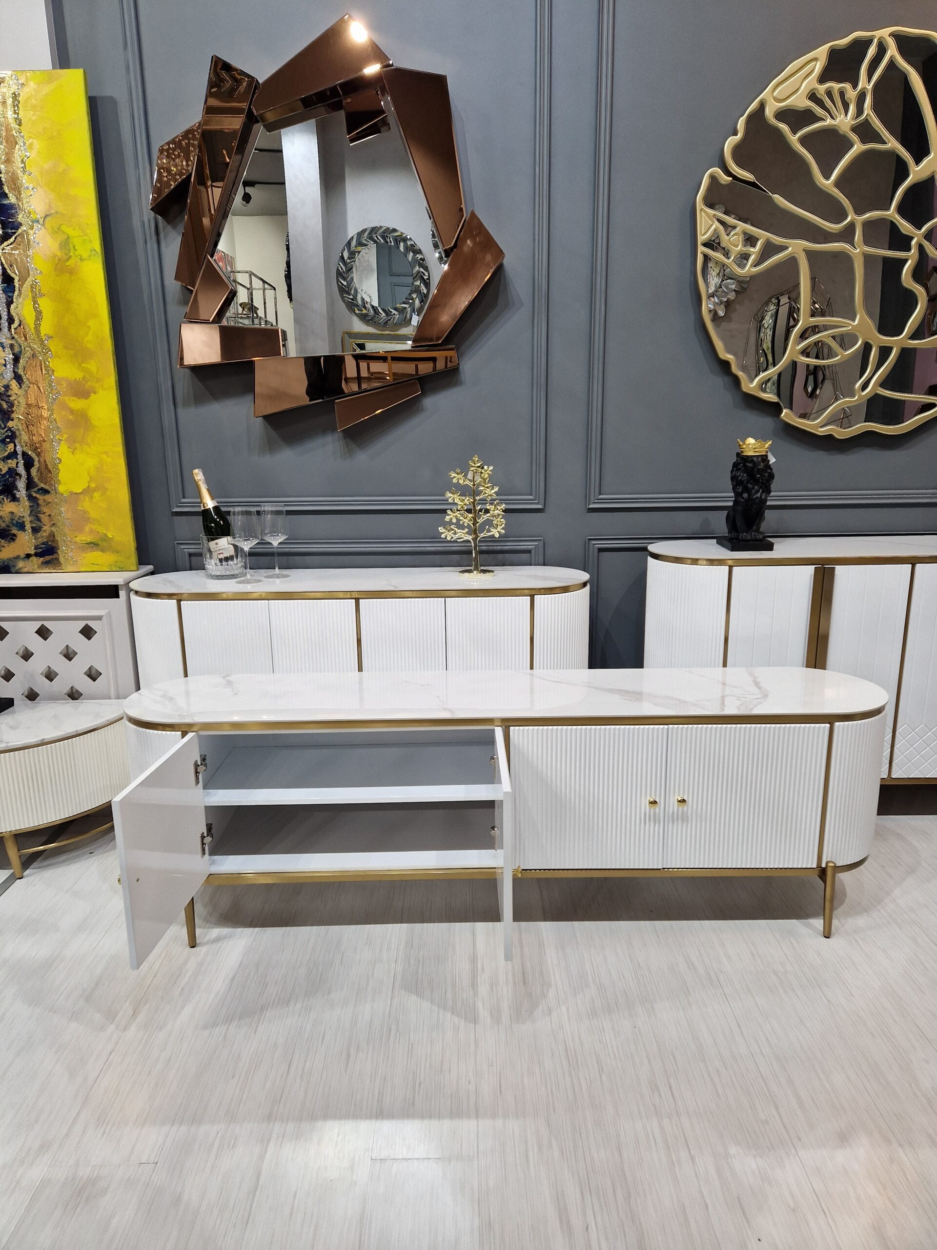 SZAFKA RTV biało-złota, ryflowane fronty, blat ze spieku kamiennego, styl glamour, ekskluzywna