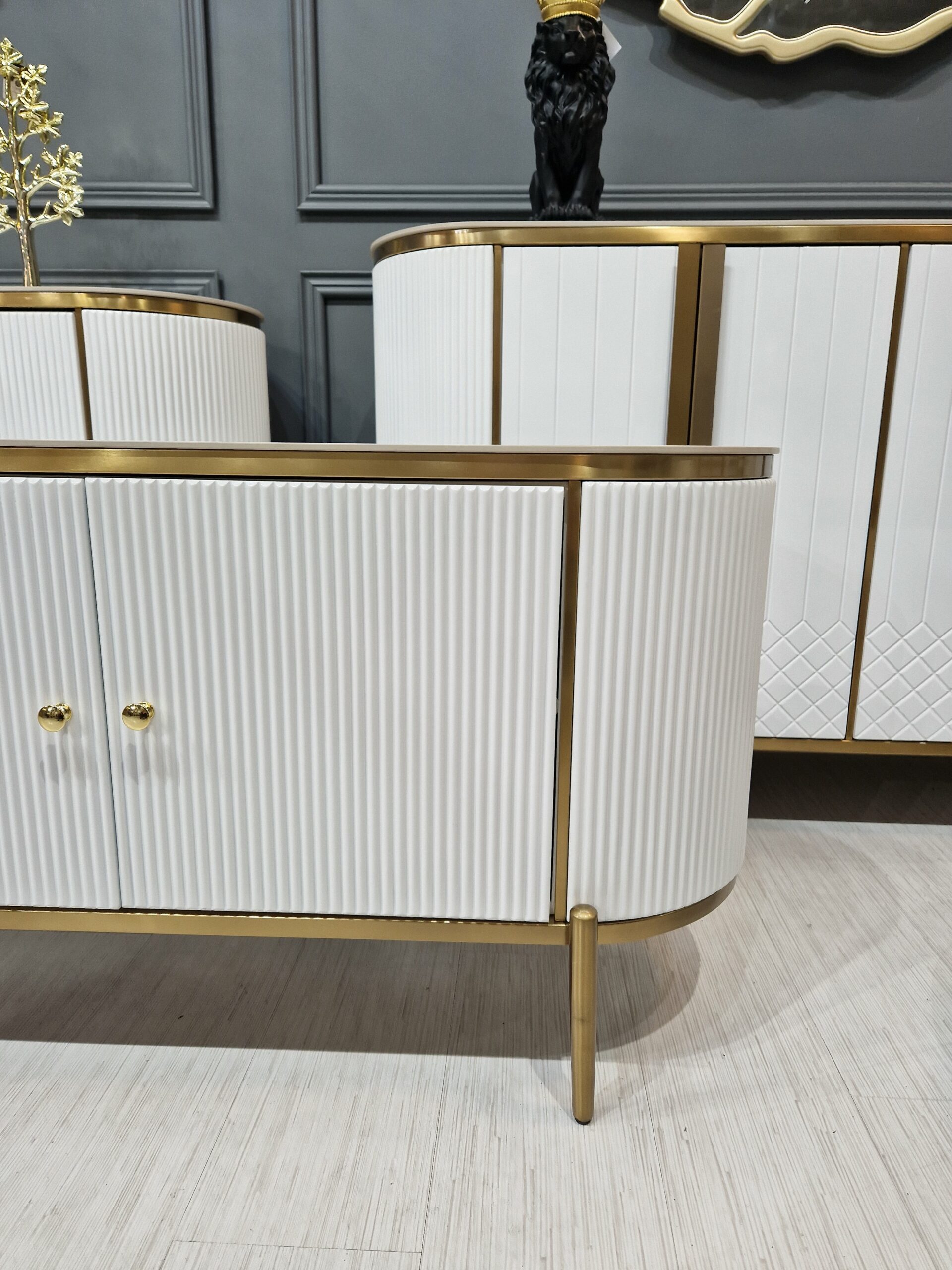 SZAFKA RTV biało-złota, ryflowane fronty, blat ze spieku kamiennego, styl glamour, premium