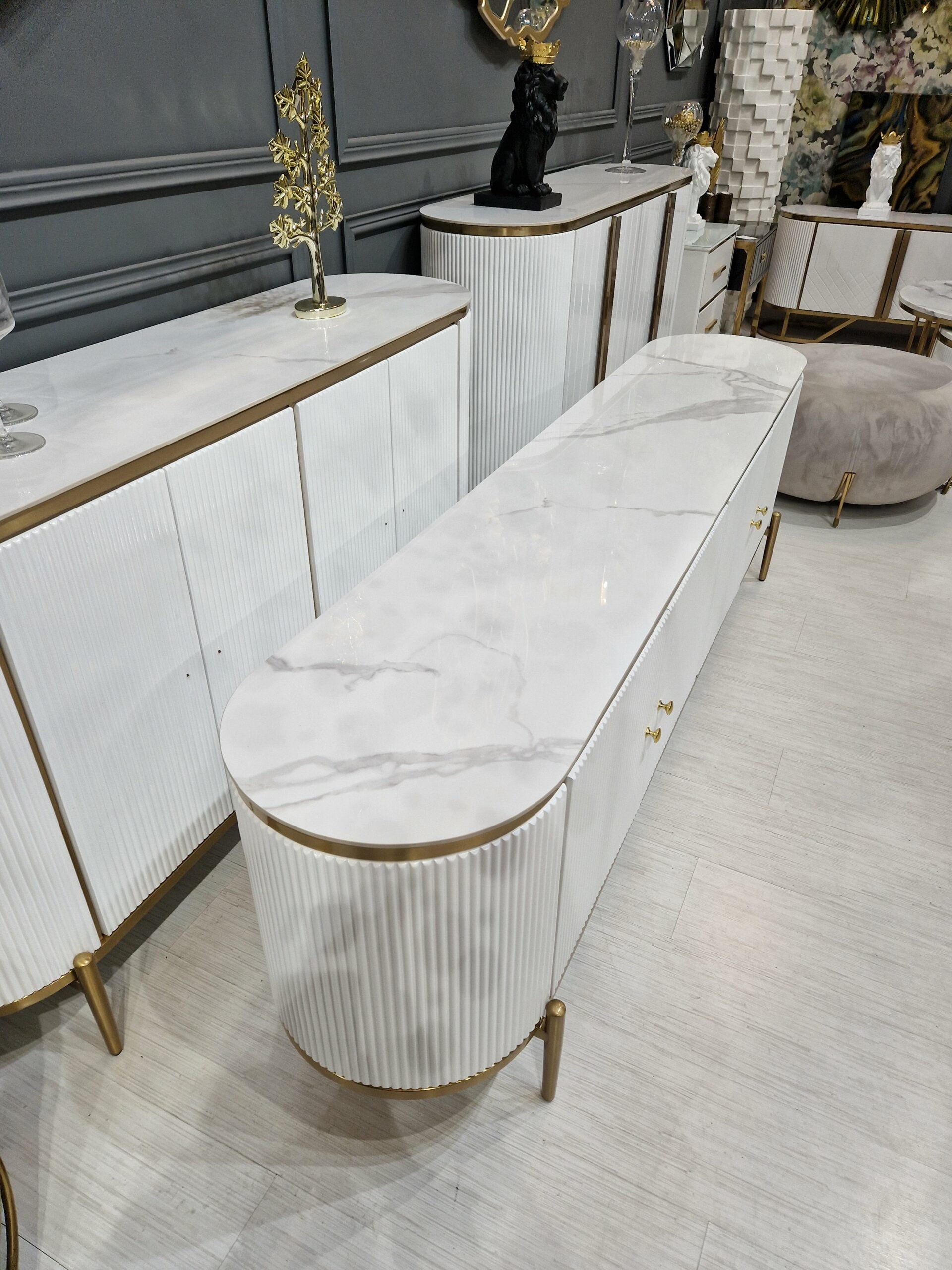 SZAFKA RTV biało-złota, ryflowane fronty, blat ze spieku kamiennego, styl glamour, wyjątkowa