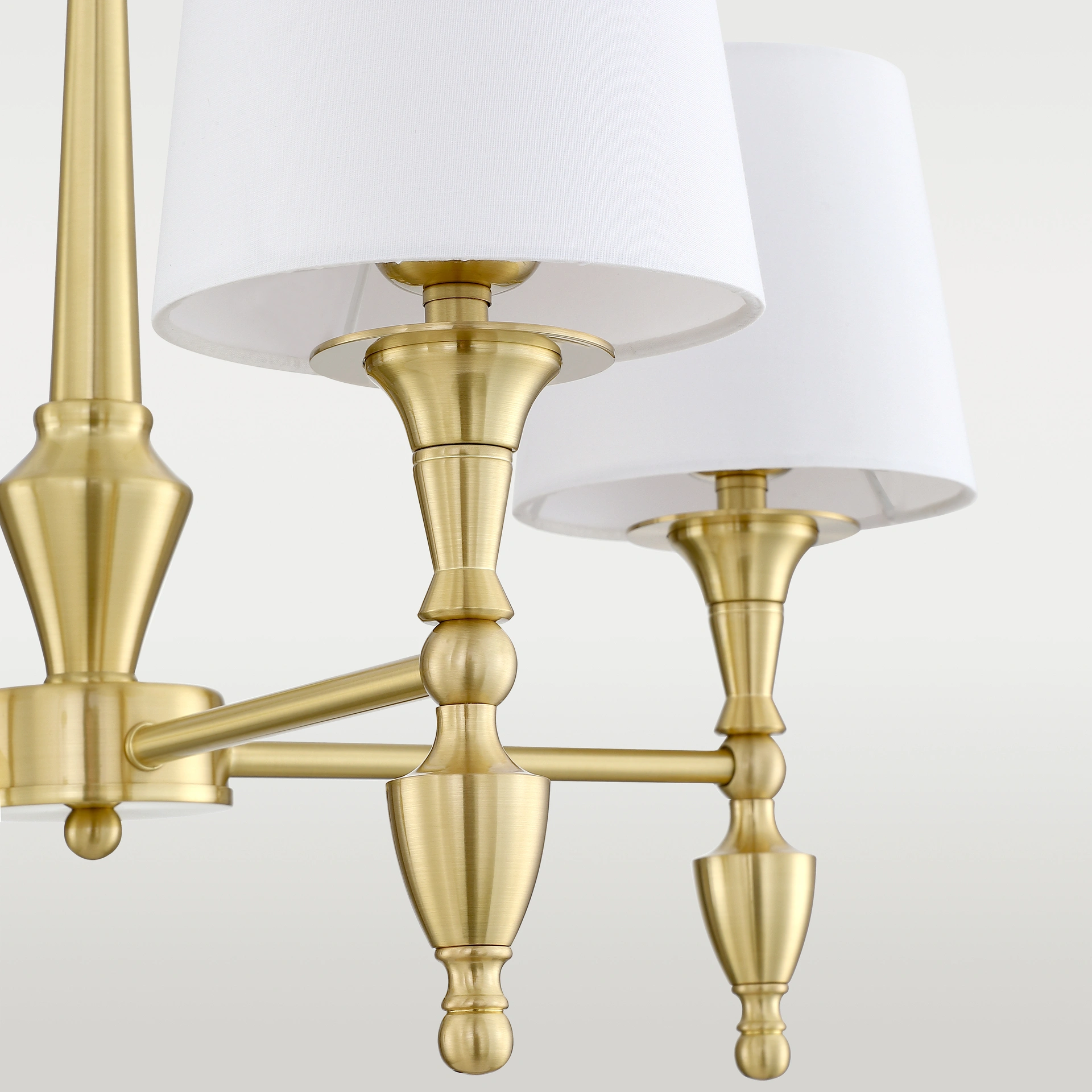 ŻYRANDOL Austin czteroramienny, mosiężne wykończenie, białe abażury, klasyczny, ekskluzywny