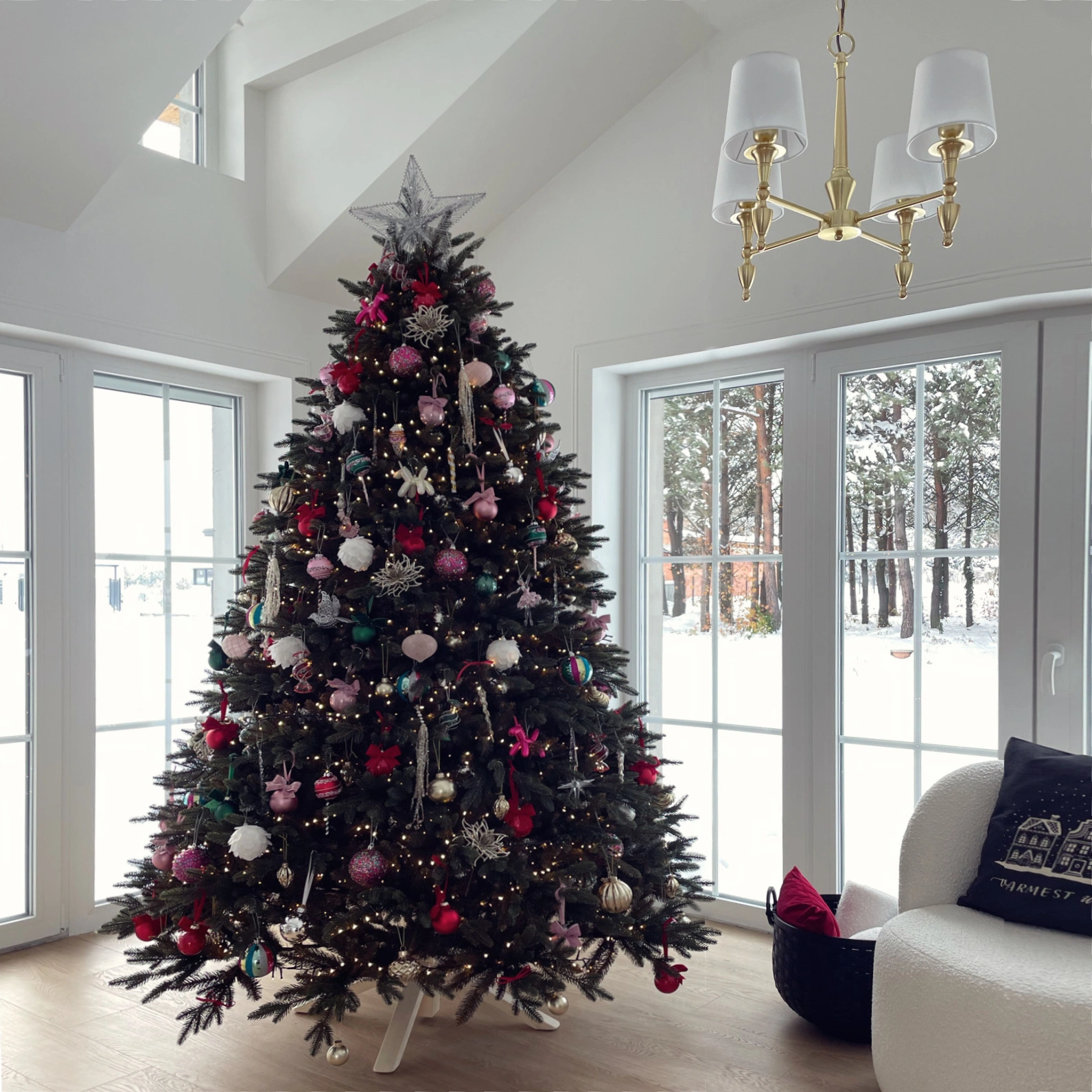 ŻYRANDOL Austin czteroramienny, mosiężne wykończenie, białe abażury, klasyczny, piękny