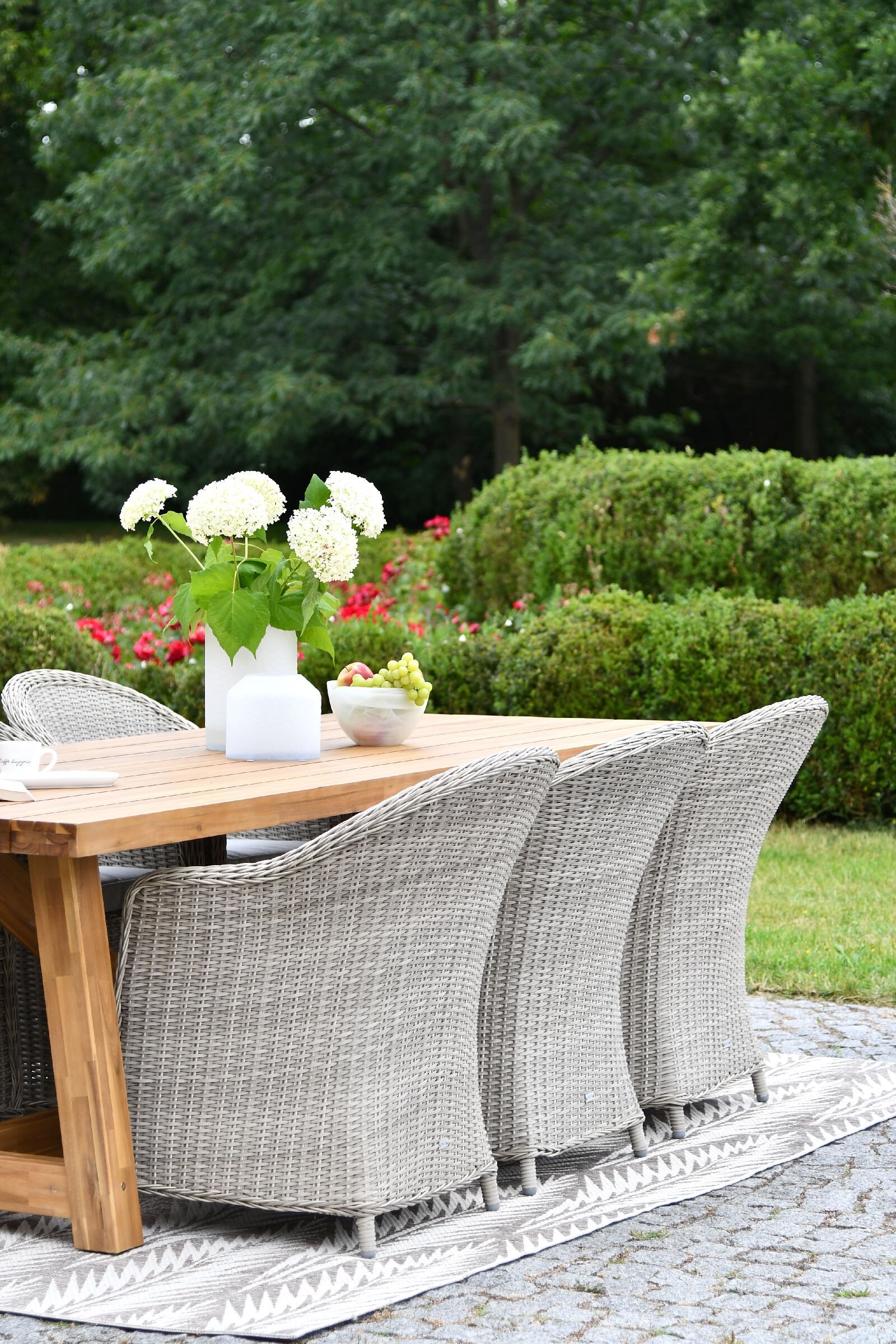 FOTEL OBIADOWY z beżowego ekorattanu, szara poduszka, klasyczny, zestaw ogrodowy OM009, na ogród