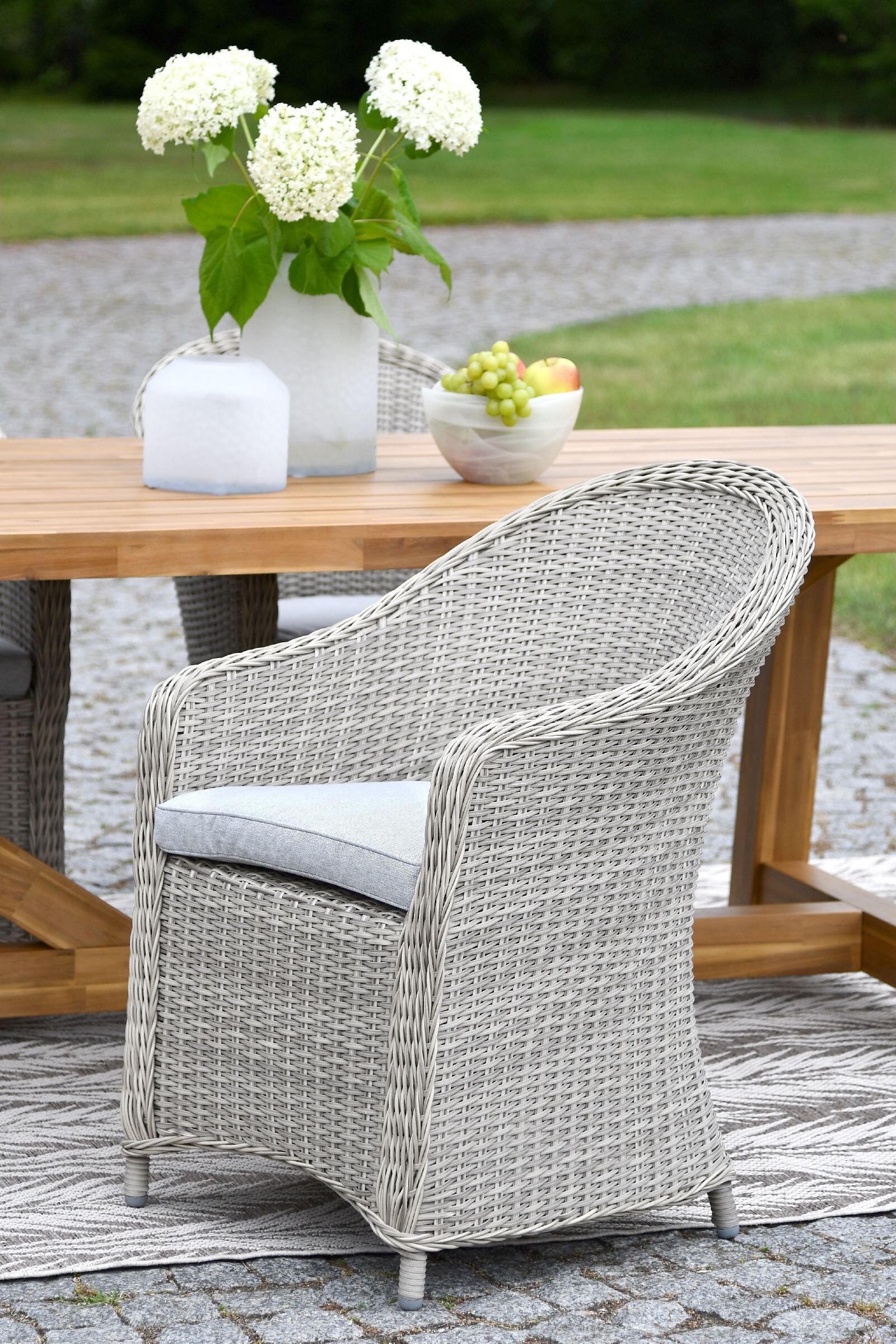 FOTEL OBIADOWY z beżowego ekorattanu, szara poduszka, klasyczny, zestaw ogrodowy OM009, na patio