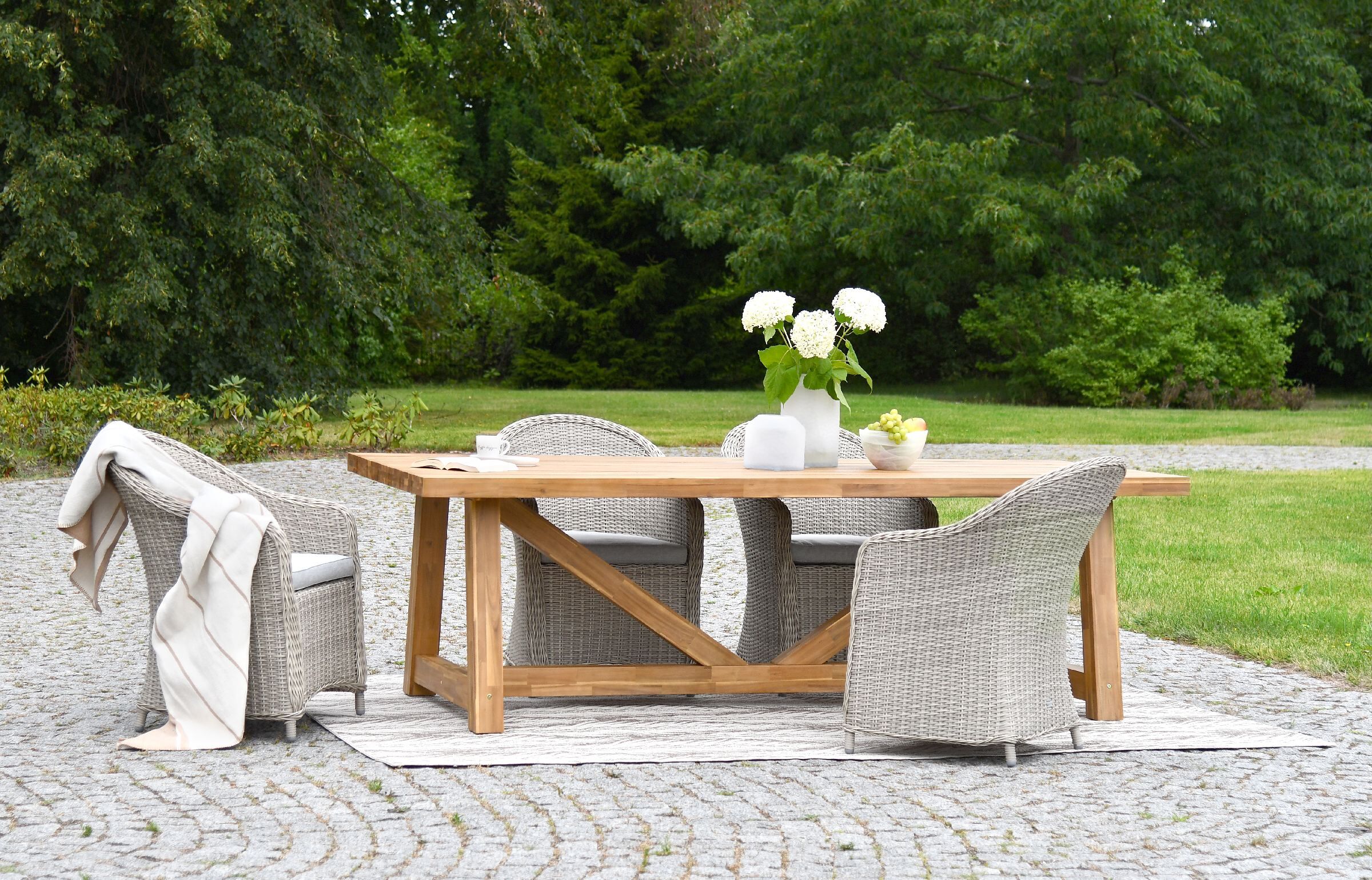 FOTEL OBIADOWY z beżowego ekorattanu, szara poduszka, klasyczny, zestaw ogrodowy OM009, na taras