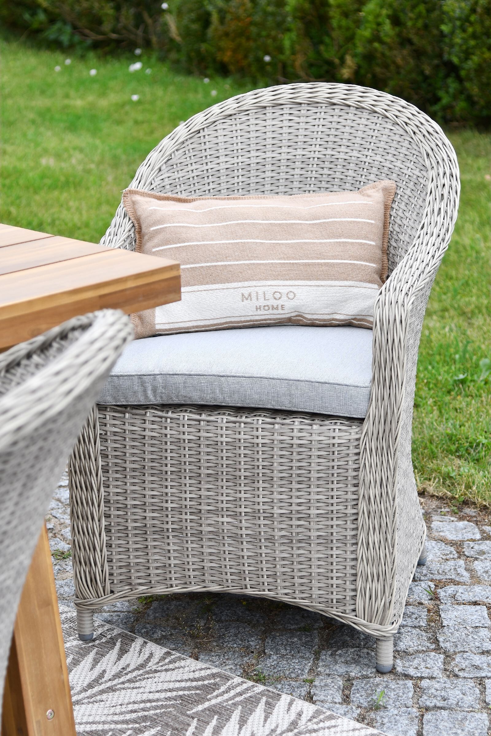 FOTEL OBIADOWY z beżowego ekorattanu, szara poduszka, klasyczny, zestaw ogrodowy OM009, piękny