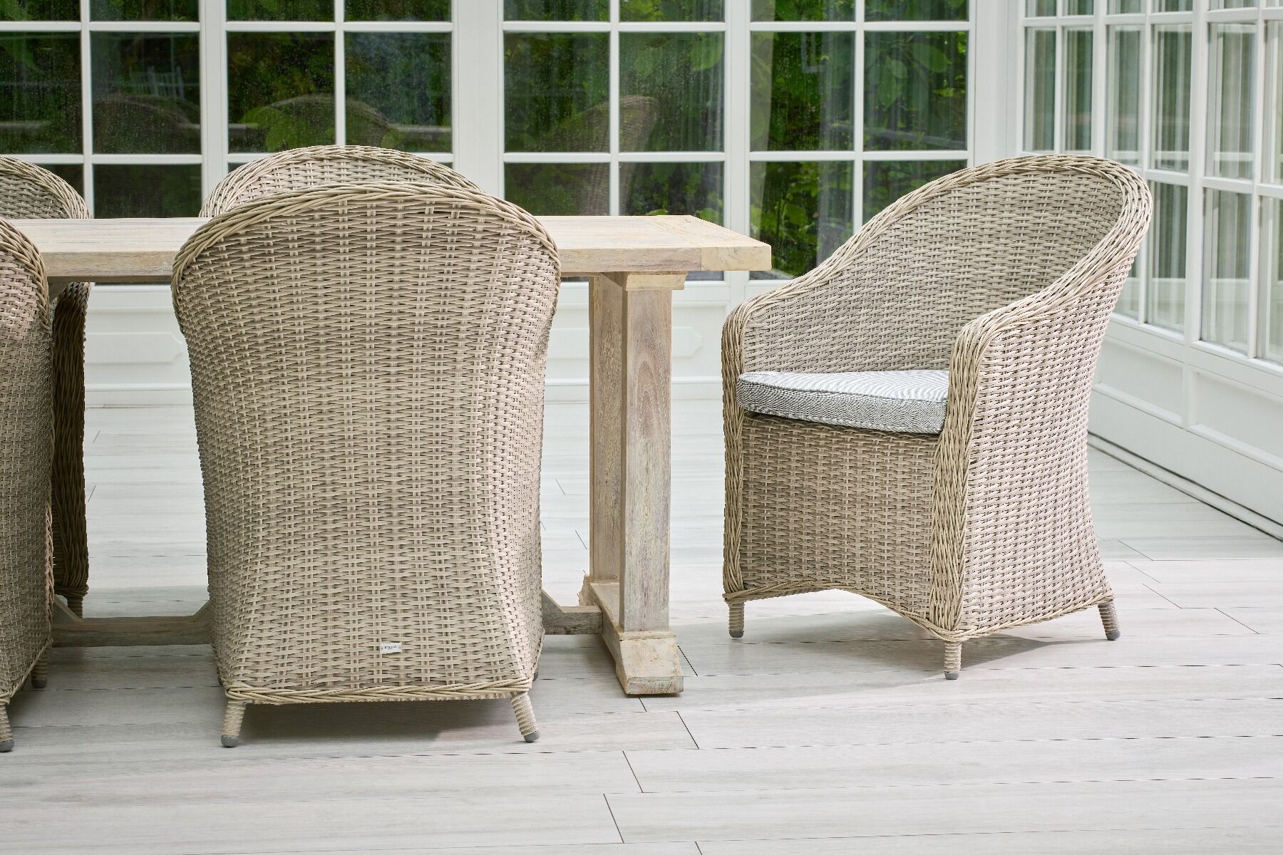 FOTEL OBIADOWY z beżowego ekorattanu, szara poduszka, klasyczny, zestaw ogrodowy OM009, wyjątkowy