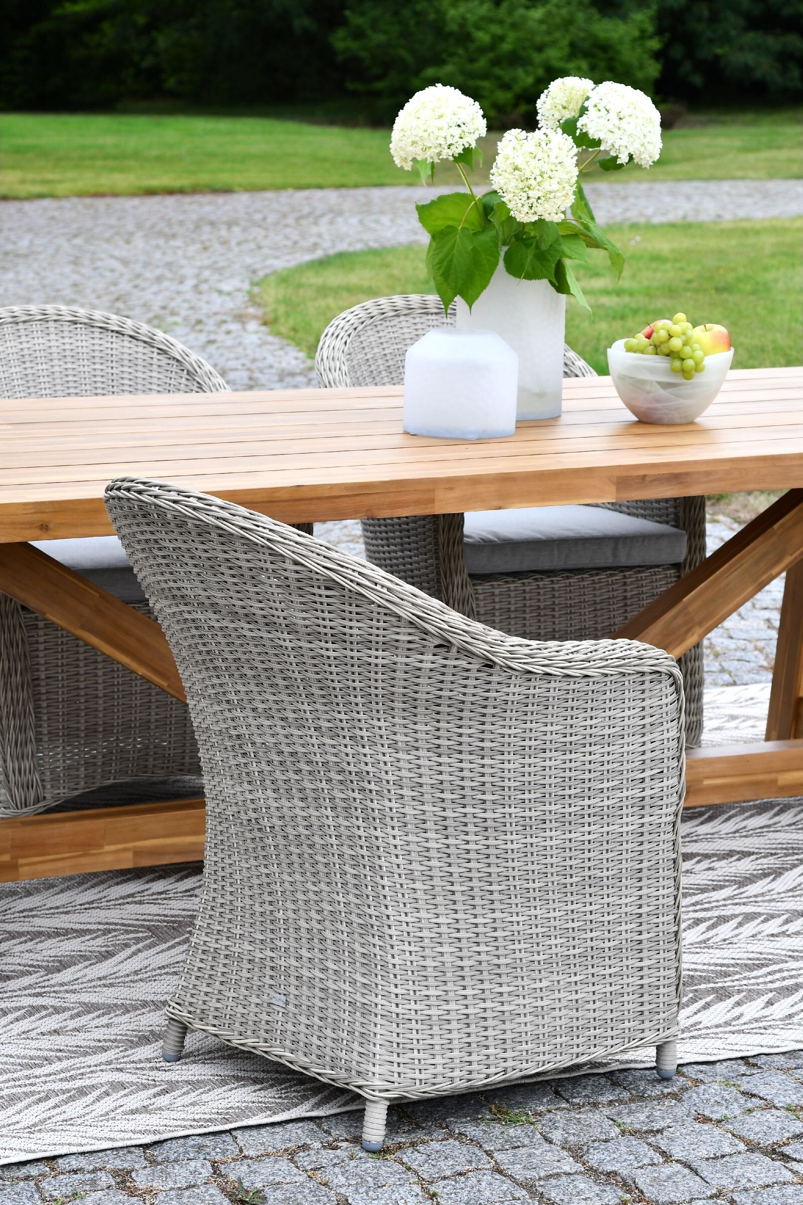 FOTEL OBIADOWY z beżowego ekorattanu, szara poduszka, klasyczny, zestaw ogrodowy OM009 wytrzymały