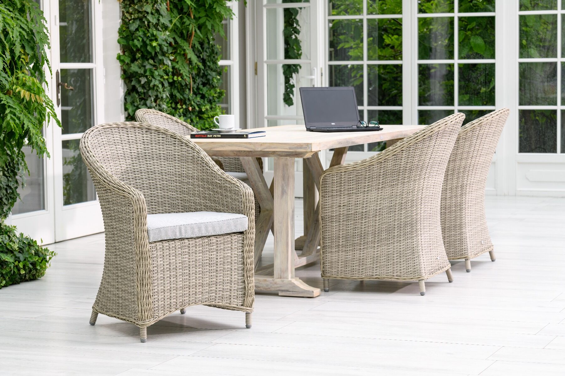 FOTEL OBIADOWY z beżowego ekorattanu, szara poduszka, klasyczny, zestaw ogrodowy OM009