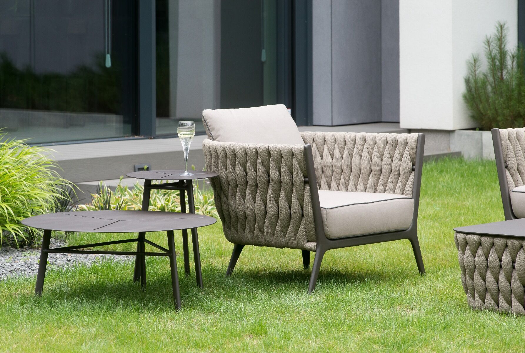 FOTEL OGRODOWY antracytowy stelaż, tkanina taupe, nowoczesny styl, zestaw ogrodowy OM005