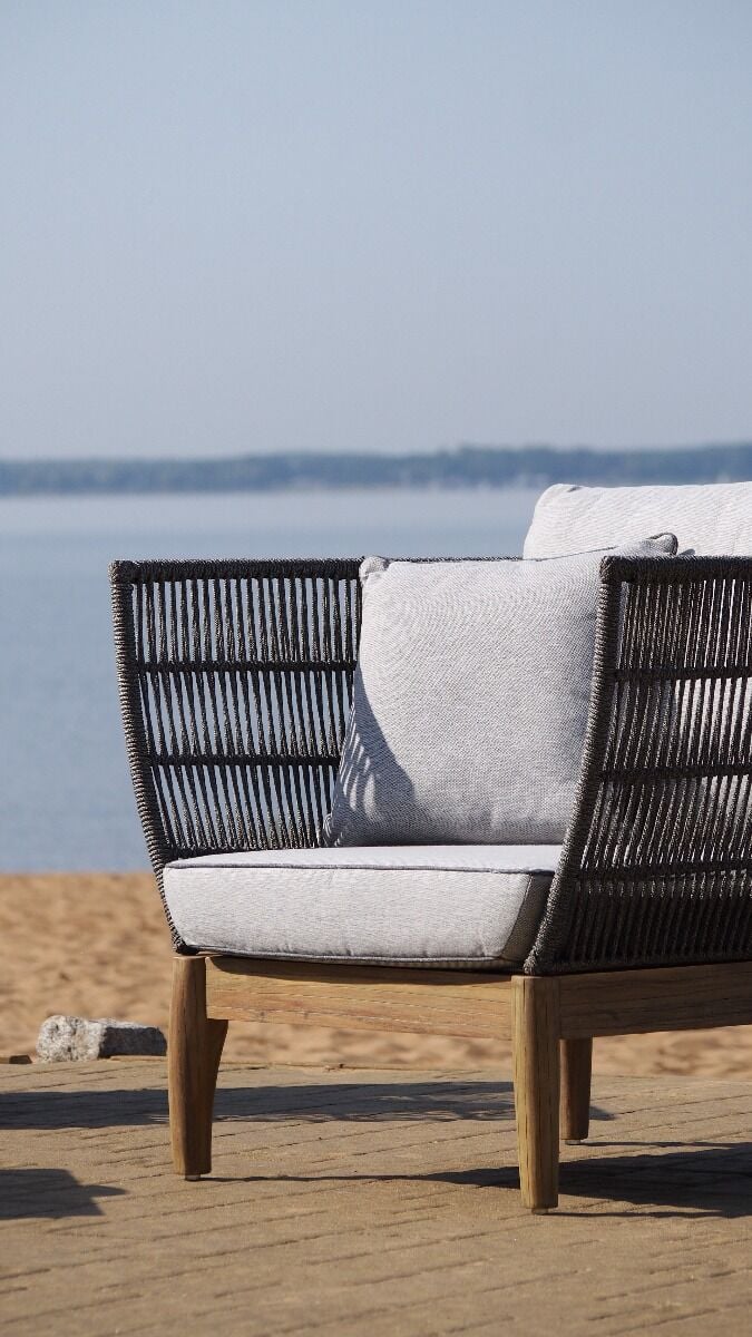 FOTEL OGRODOWY na drewnianej podstawie, oparcie z szarego sznurka, styl boho, zestaw ogrodowy OM003, na taras