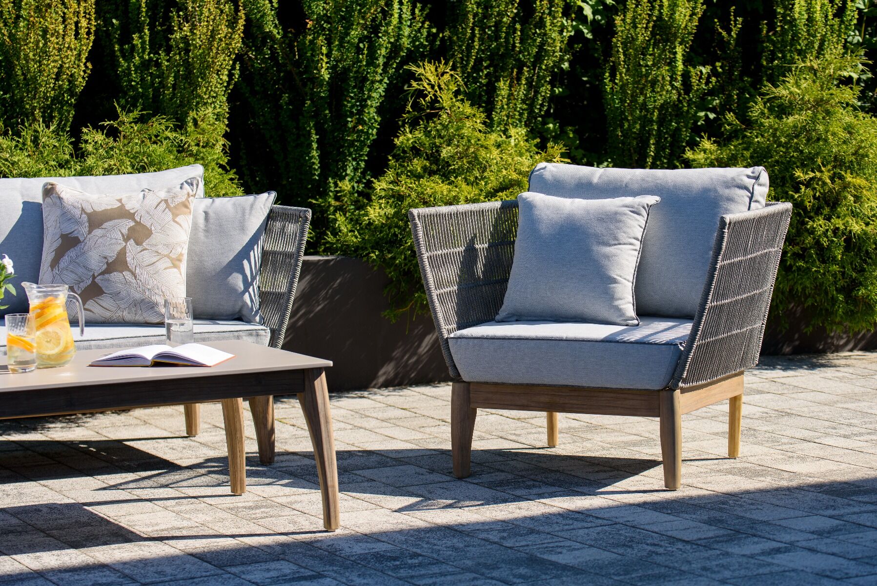 FOTEL OGRODOWY na drewnianej podstawie, oparcie z szarego sznurka, styl boho, zestaw ogrodowy OM003, piękny