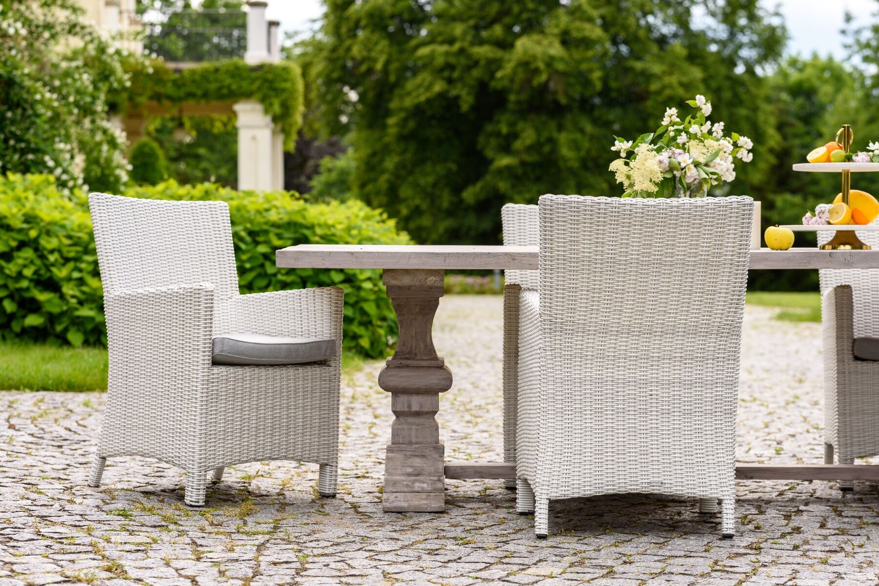 FOTEL OGRODOWY z technorattanu, białe wykończenie, klasyczny styl, zestaw ogrodowy OM008, piękny