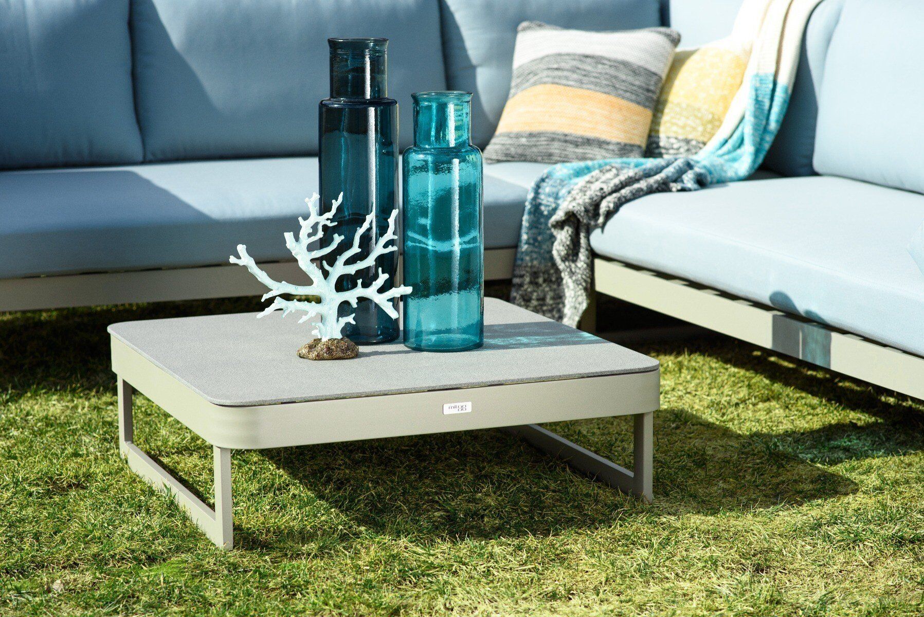 KAWOWY STOLIK OGRODOWY kwadratowy, piaskowe wykończenie, elegancki, zestaw ogrodowy OM007, ekskluzywny