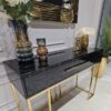 KONSOLA Naomi z dwiema szufladami, czarny połyskujący blat, złoty stelaż, styl glamour 120 cm, najwyższa jakość