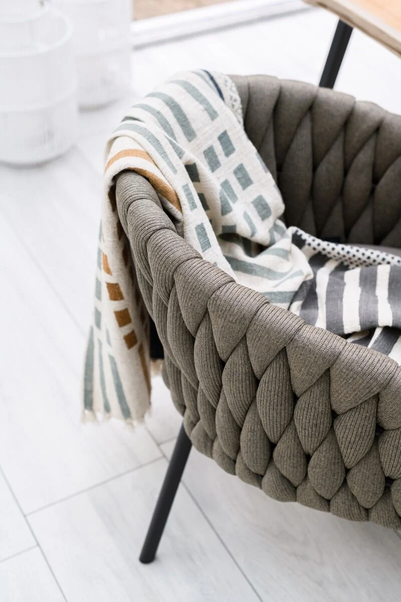 KRZESŁO OGRODOWE antracytowy stelaż, tkanina taupe, nowoczesny styl, zestaw ogrodowy OM005-2