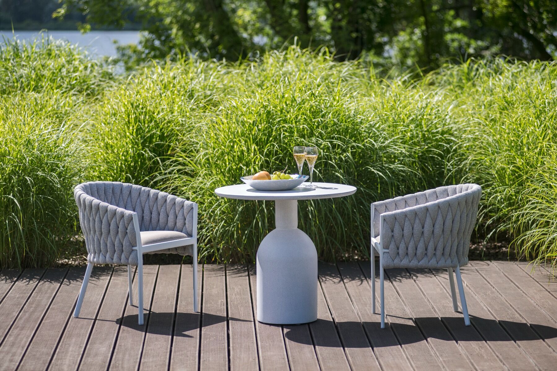 KRZESŁO OGRODOWE na białym stelażu, tkanina Sunbrella w kolorze taupe, nowoczesne, Zestaw ogrodowy OM011, ekskluzywne