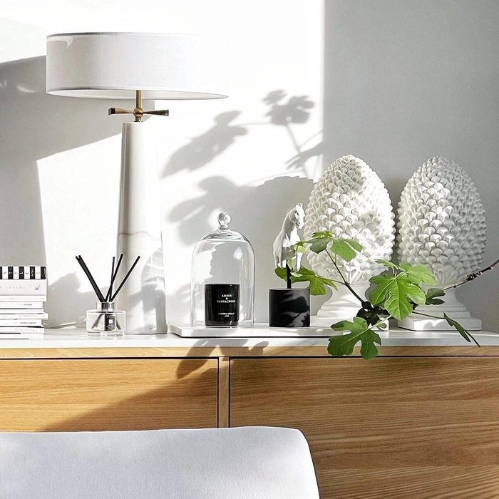 LAMPA STOŁOWA Bow, podstawa z naturalnego marmuru, biały, okrągły abażur, mosiężne detale, piękna LAMPA STOŁOWA Bow, podstawa z naturalnego marmuru, biały, okrągły abażur, mosiężne detale, piękna