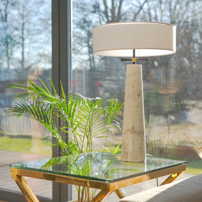 LAMPA STOŁOWA Bow, podstawa z naturalnego marmuru, biały, okrągły abażur LAMPA STOŁOWA Bow, podstawa z naturalnego marmuru, biały, okrągły abażur