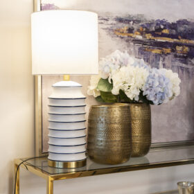 LAMPA STOŁOWA Coastal ceramiczna podstawa, mosiężne detale, styl Hamptons, piękna