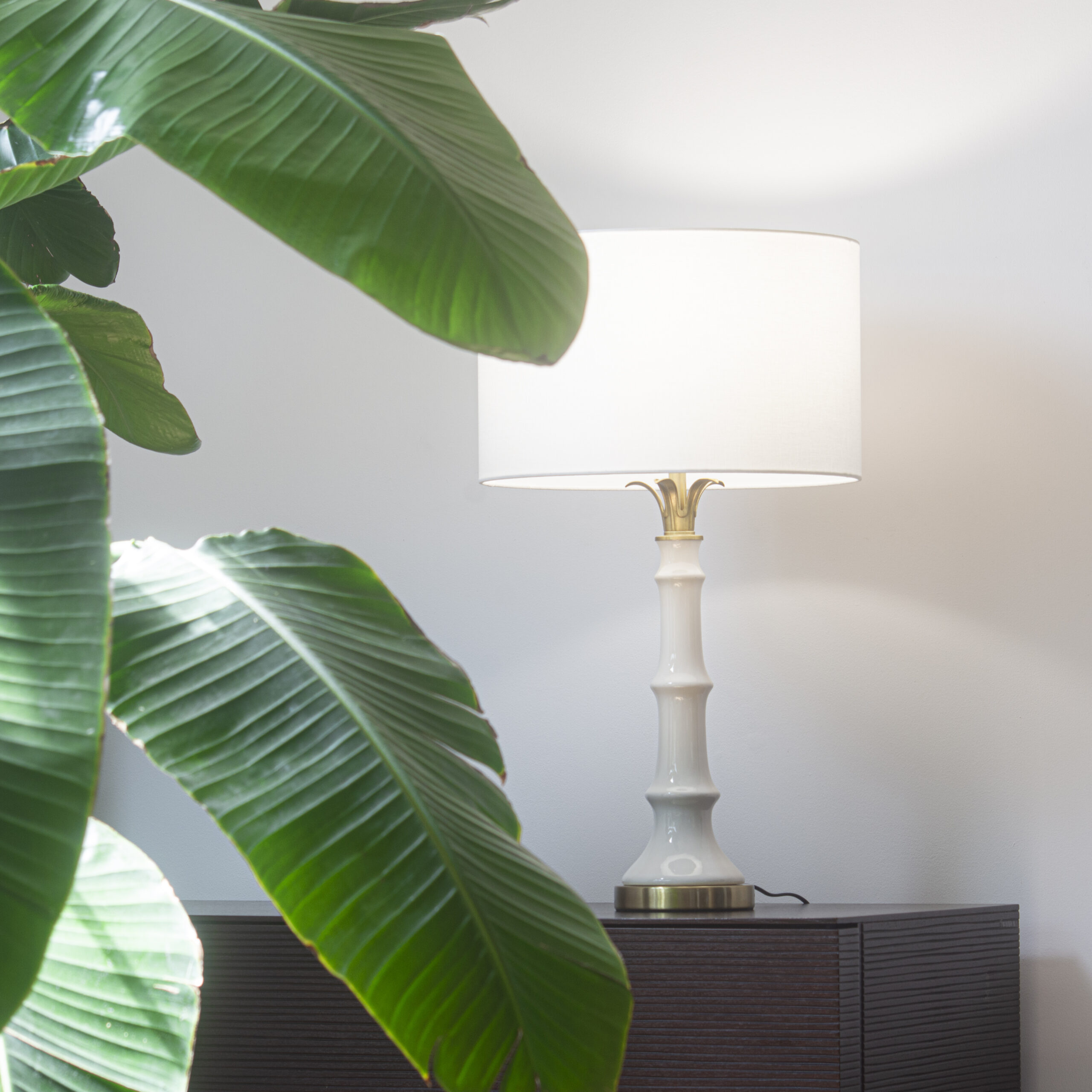 LAMPA STOŁOWA Loboc ceramiczna, biała podstawa, mosiężne, metalowe detale, stylowa, wyjątkowa