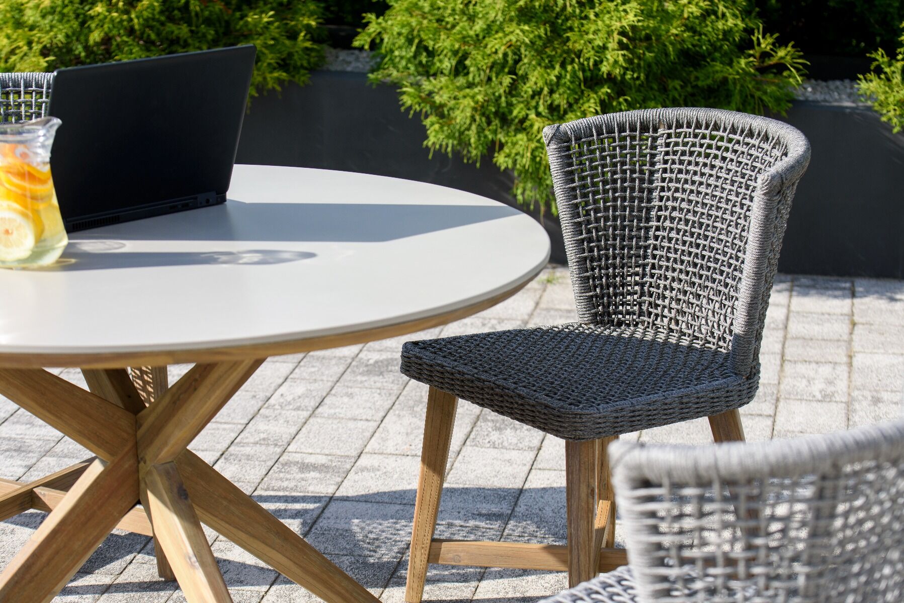 OGORODOWY STÓŁ JADALNIANY, podstawa z drewna akacjowego, blat z konglomeratu, zestaw ogrodowy OM003, wyjątkowy