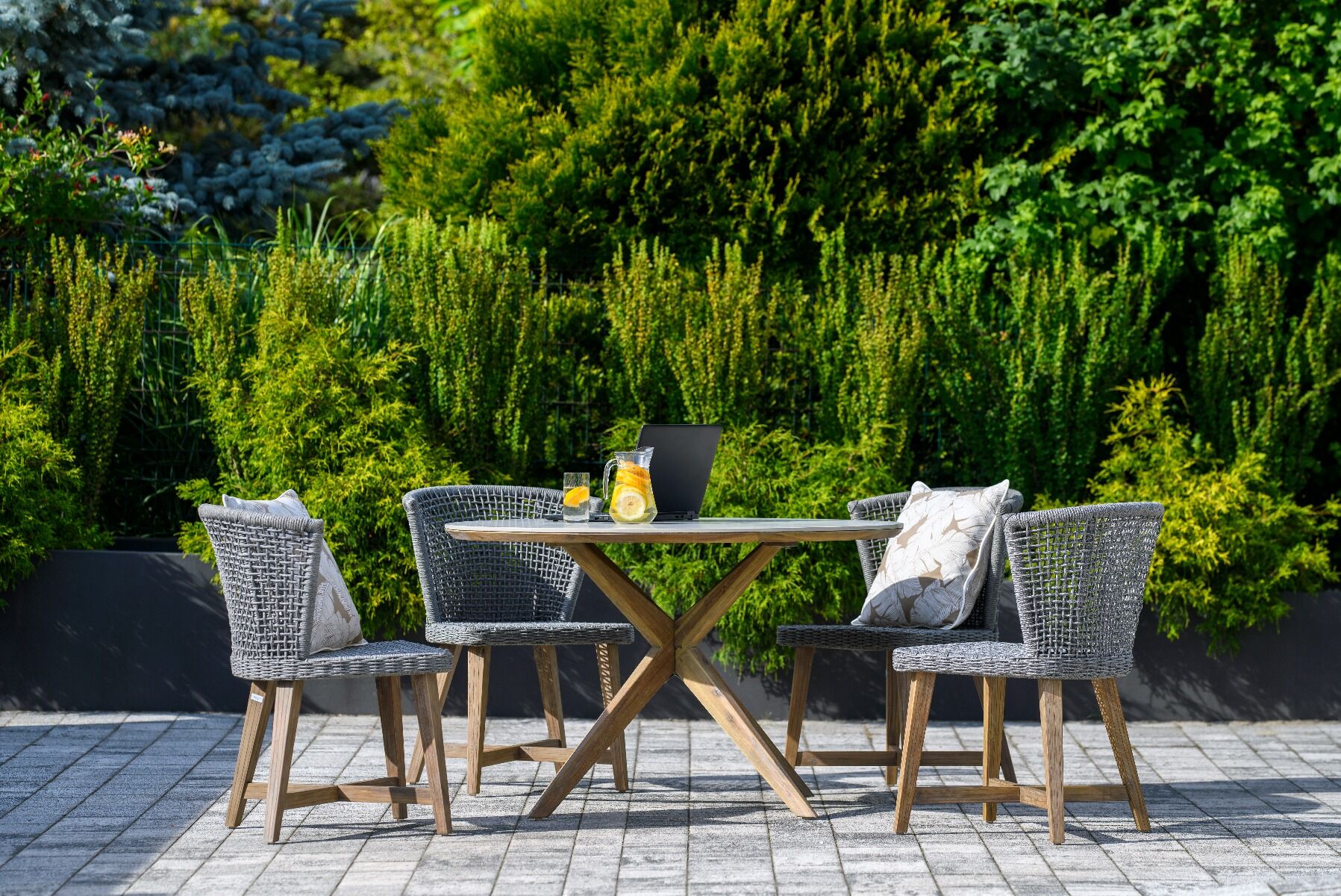 OGORODOWY STÓŁ JADALNIANY, podstawa z drewna akacjowego, blat z konglomeratu, zestaw ogrodowy OM003