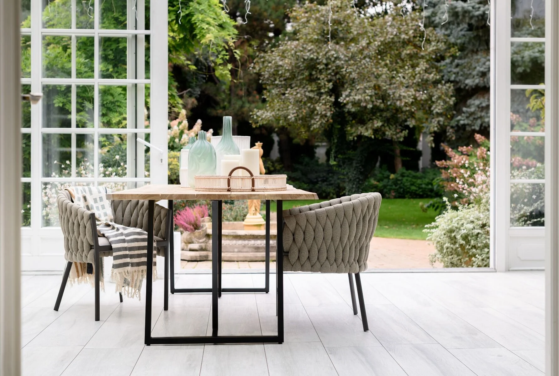 OGRODOWY STÓŁ OBIADOWY duży, prostokątny, czarne aluminiowe nogi, drewniany blat, zestaw ogrodowy OM010, piękny