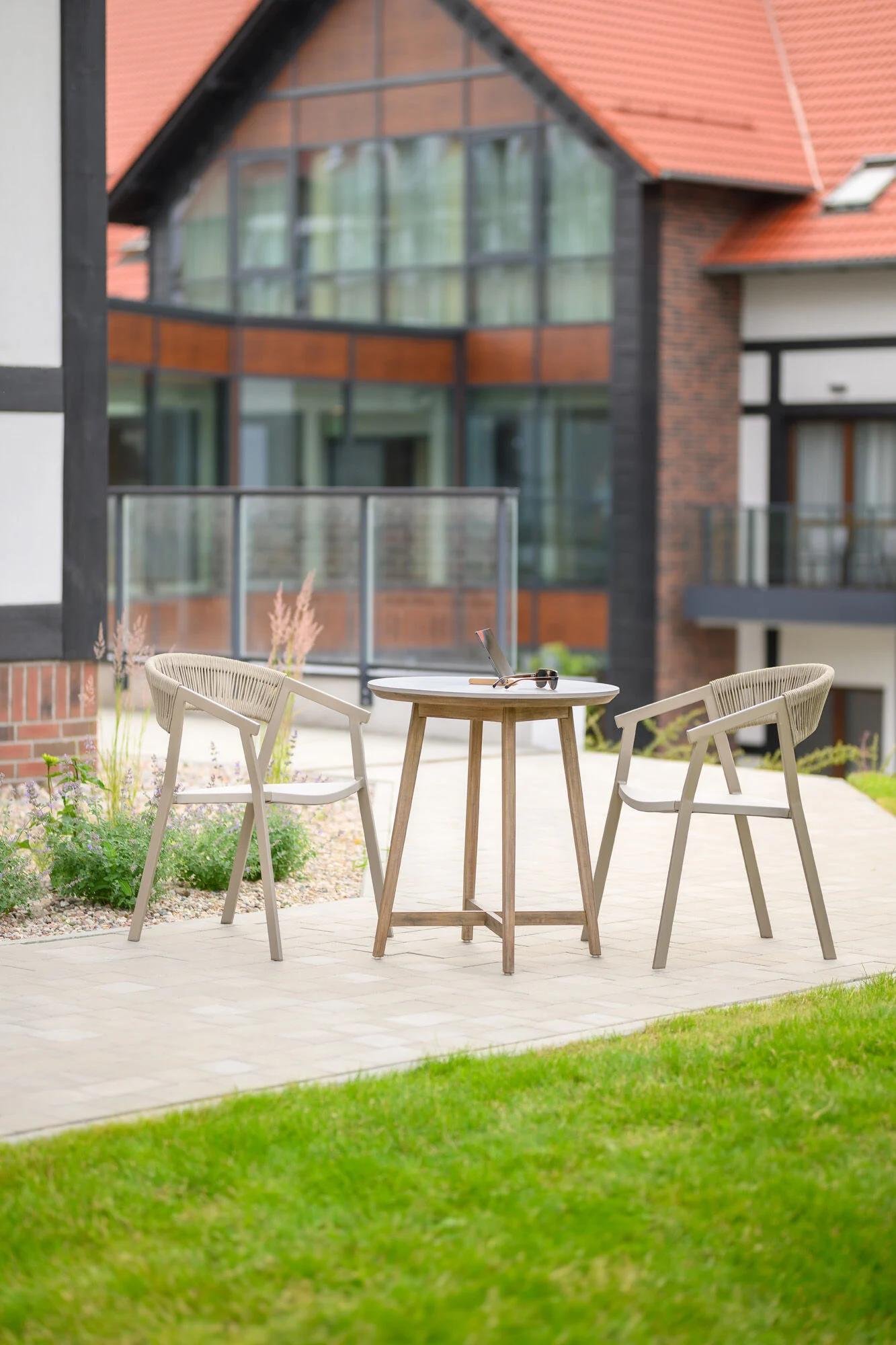 OKRĄGŁY STOLIK OGRODOWY drewniany stelaż, blat z konglomeratu, styl boho, zestaw ogrodowy OM003-4