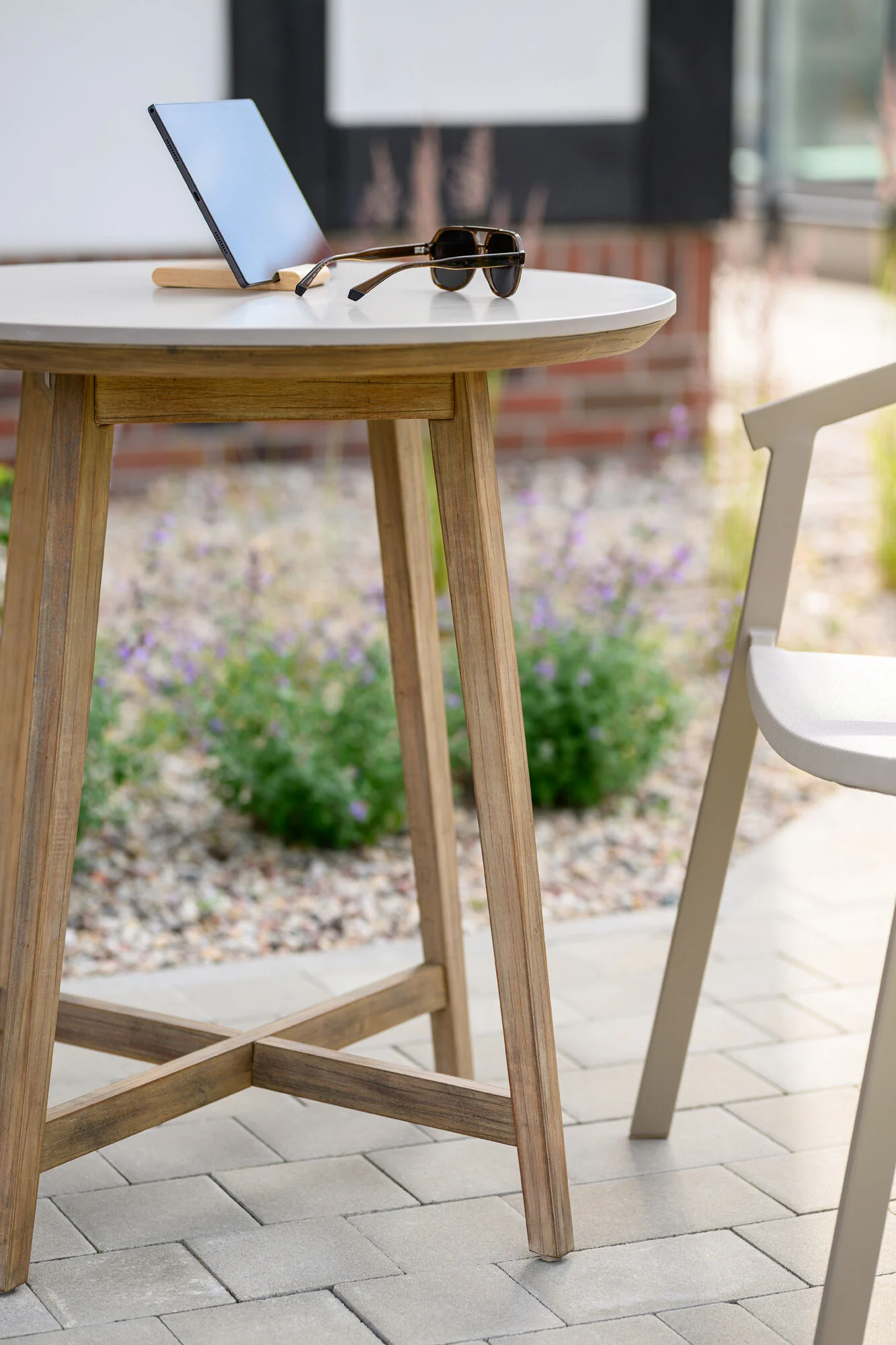 OKRĄGŁY STOLIK OGRODOWY drewniany stelaż, blat z konglomeratu, styl boho, zestaw ogrodowy OM003-5