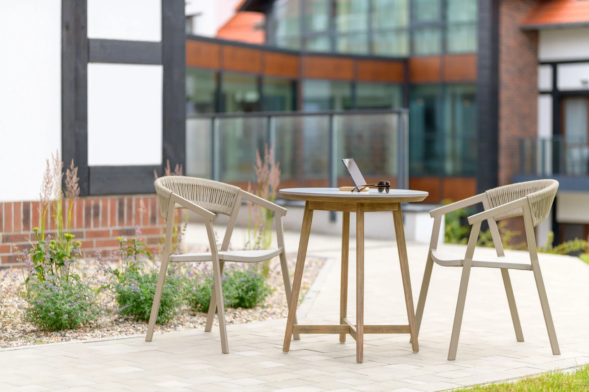 OKRĄGŁY STOLIK OGRODOWY drewniany stelaż, blat z konglomeratu, styl boho, zestaw ogrodowy OM003