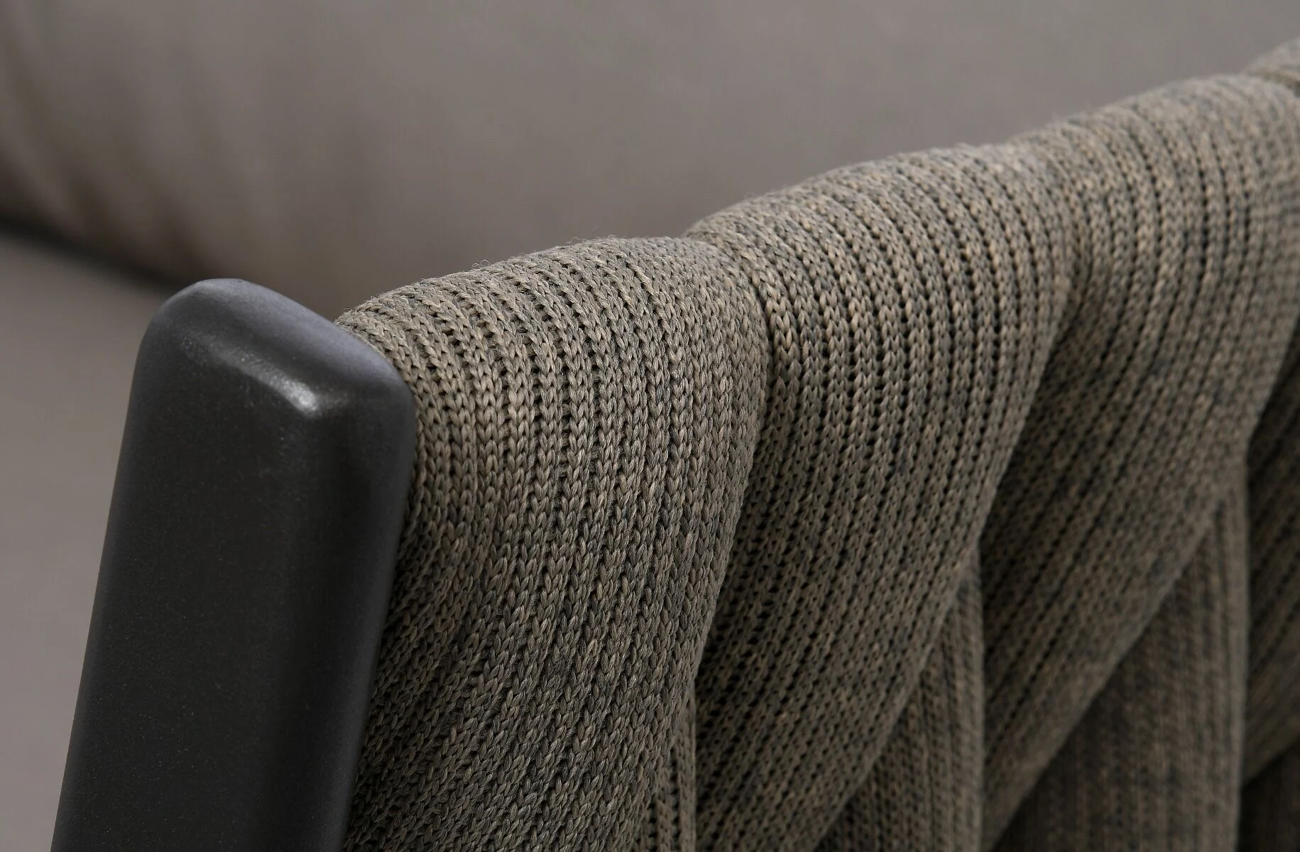 SOFA OGRODOWA 2 osobowa, antracytowy stelaż, tkanina w kolorze taupe, zestaw ogrodowy OM005-3