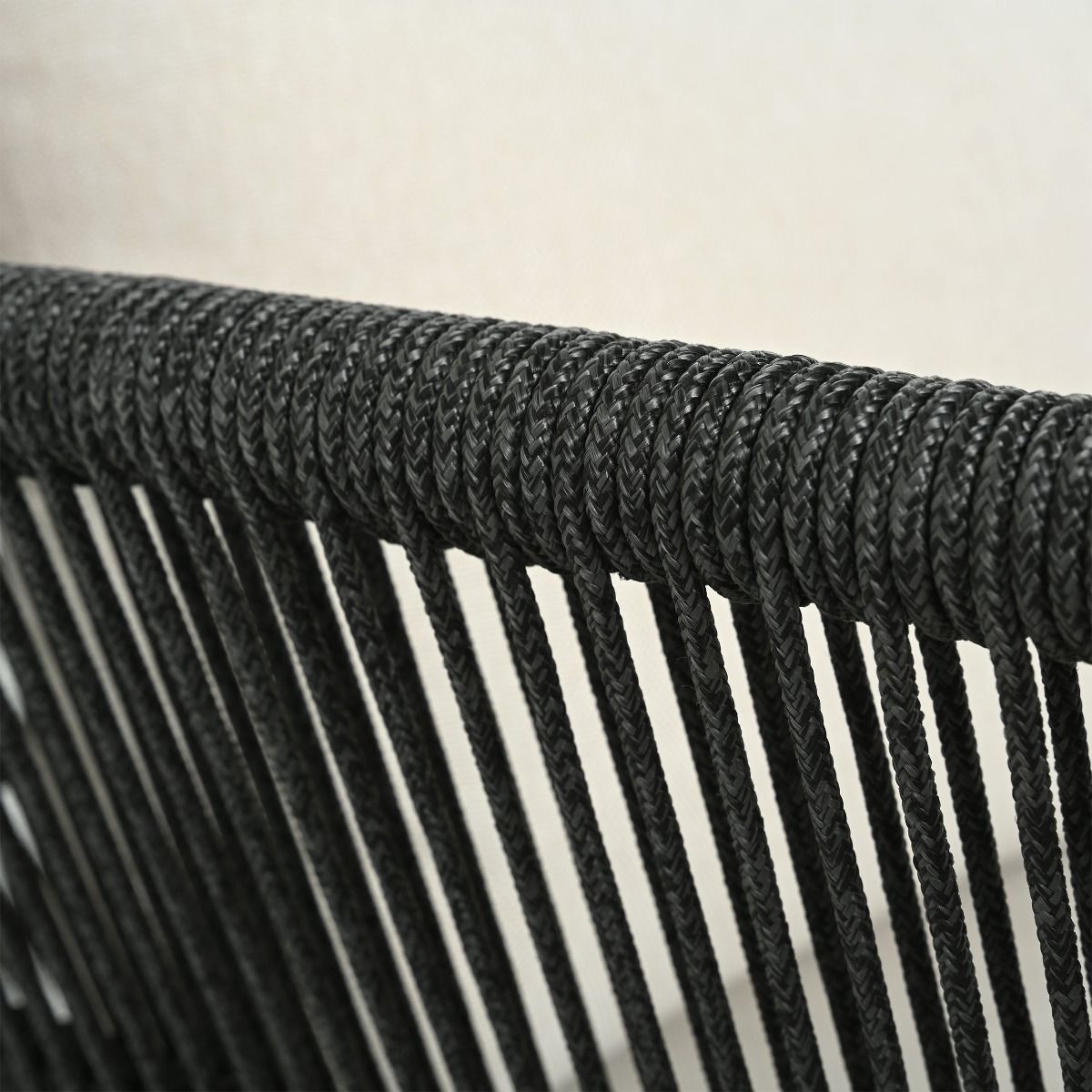 SOFA OGRODOWA na drewnianym stelażu, czarne wypełnienie stelaża, beżowe poduszki, zestaw ogrodowy OM002, do ogrodu