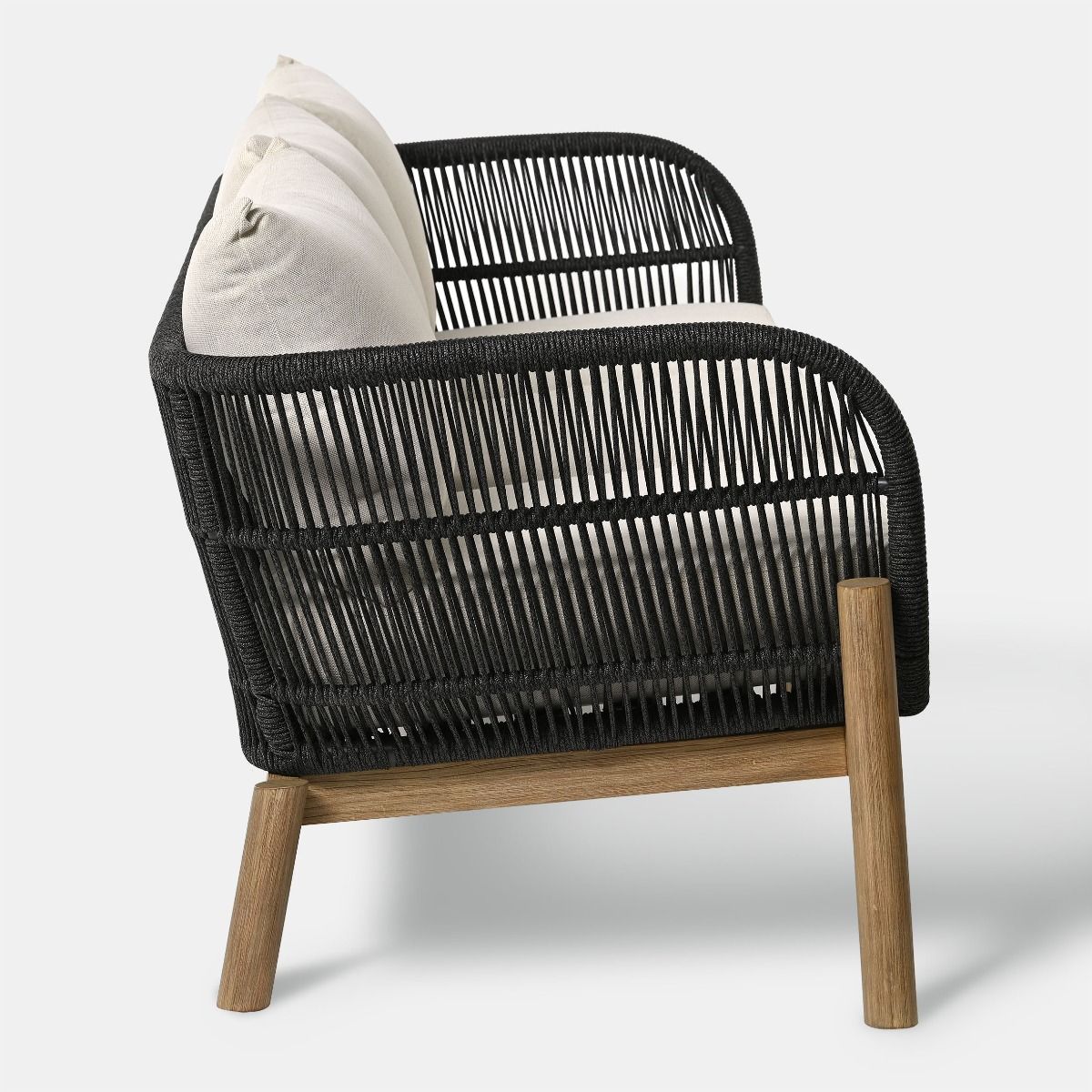 SOFA OGRODOWA na drewnianym stelażu, czarne wypełnienie stelaża, beżowe poduszki, zestaw ogrodowy OM002, wyrafinowana