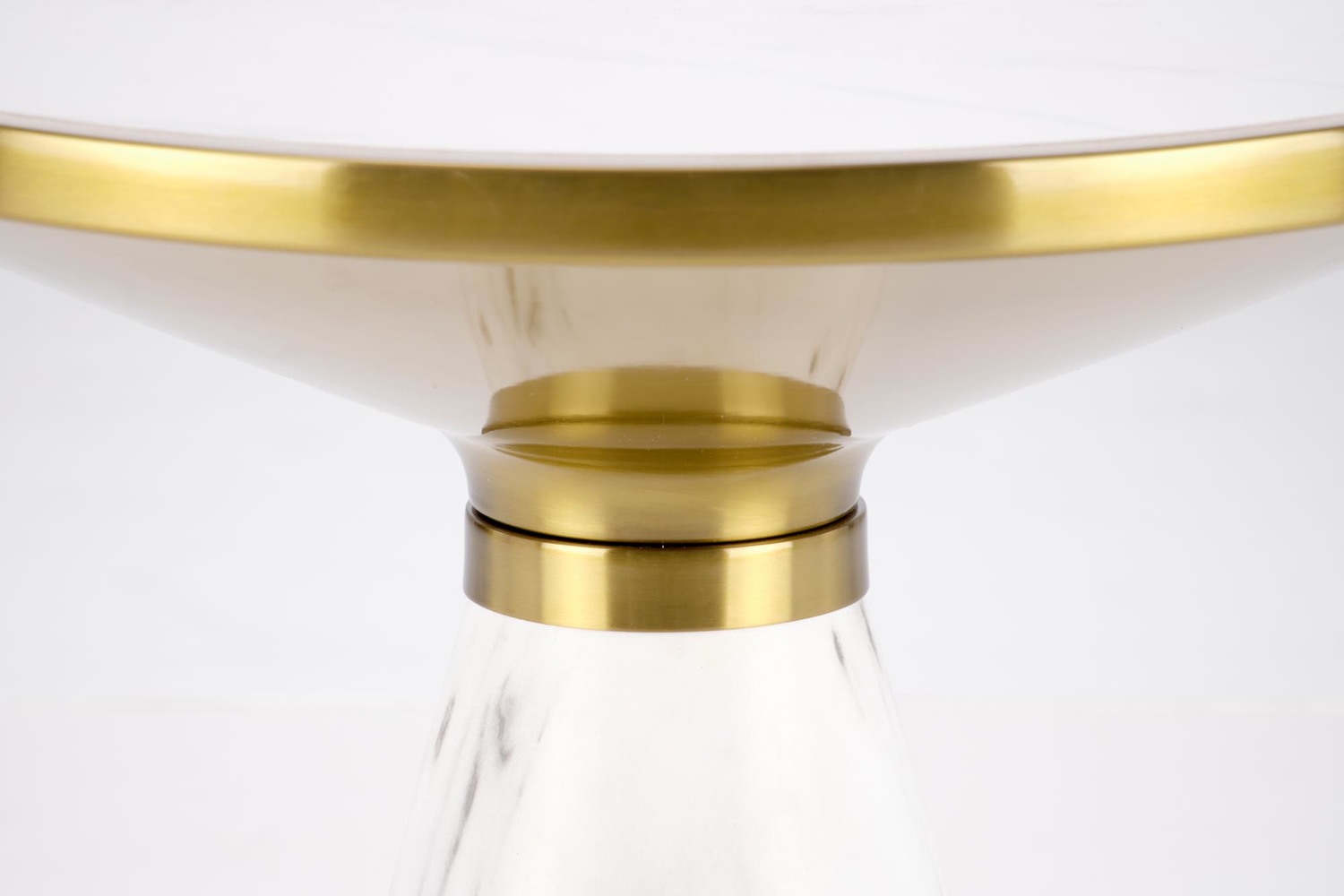 STOLIK KAWOWY okrągły, biała podstawa i blat ze spieku kamiennego, złote metalowe detale, dekoracyjny