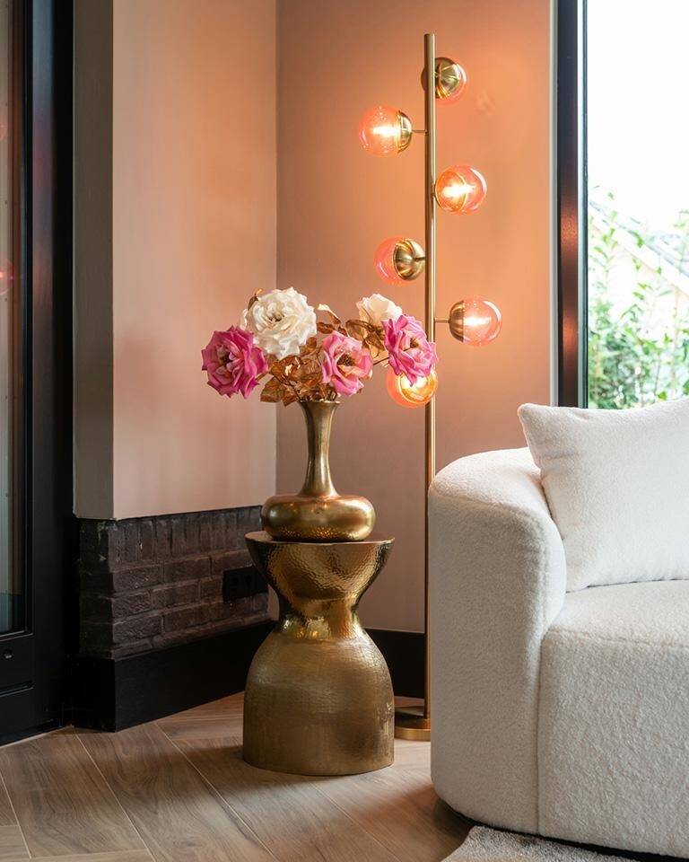 STOLIK POMOCNICZY złoty, aluminiowy, kształt klepsydry, wyjątkowa tekstura, styl glamour, wyjątkowy