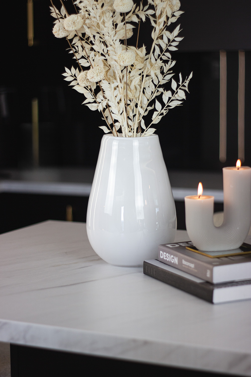 WAZON szklany, biały nieprzezroczysty, zaokrąglony kształt, piękny WAZON szklany, biały nieprzezroczysty, zaokrąglony kształt, piękny