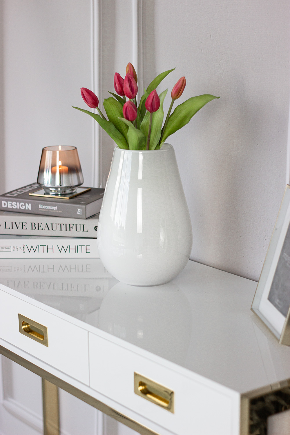 WAZON szklany, biały nieprzezroczysty, zaokrąglony kształt, piękny WAZON szklany, biały nieprzezroczysty, zaokrąglony kształt, piękny