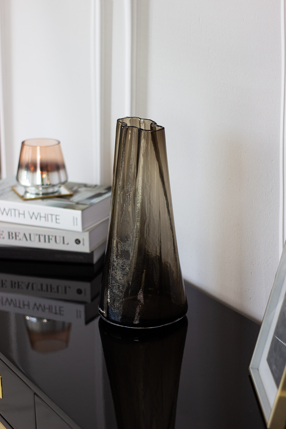 WAZON szklany, wysoki, brązowe transparentne wykończenie, pofalowana krawędź, designerski WAZON szklany, wysoki, brązowe transparentne wykończenie, pofalowana krawędź, designerski