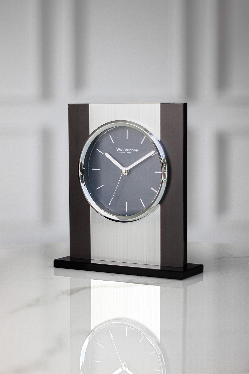 ZEGAR STOJĄCY metalowo-szklany, satynowe wykończenie, srebrno-czarny, wyjątkowy ZEGAR STOJĄCY metalowo-szklany, satynowe wykończenie, srebrno-czarny, wyjątkowy