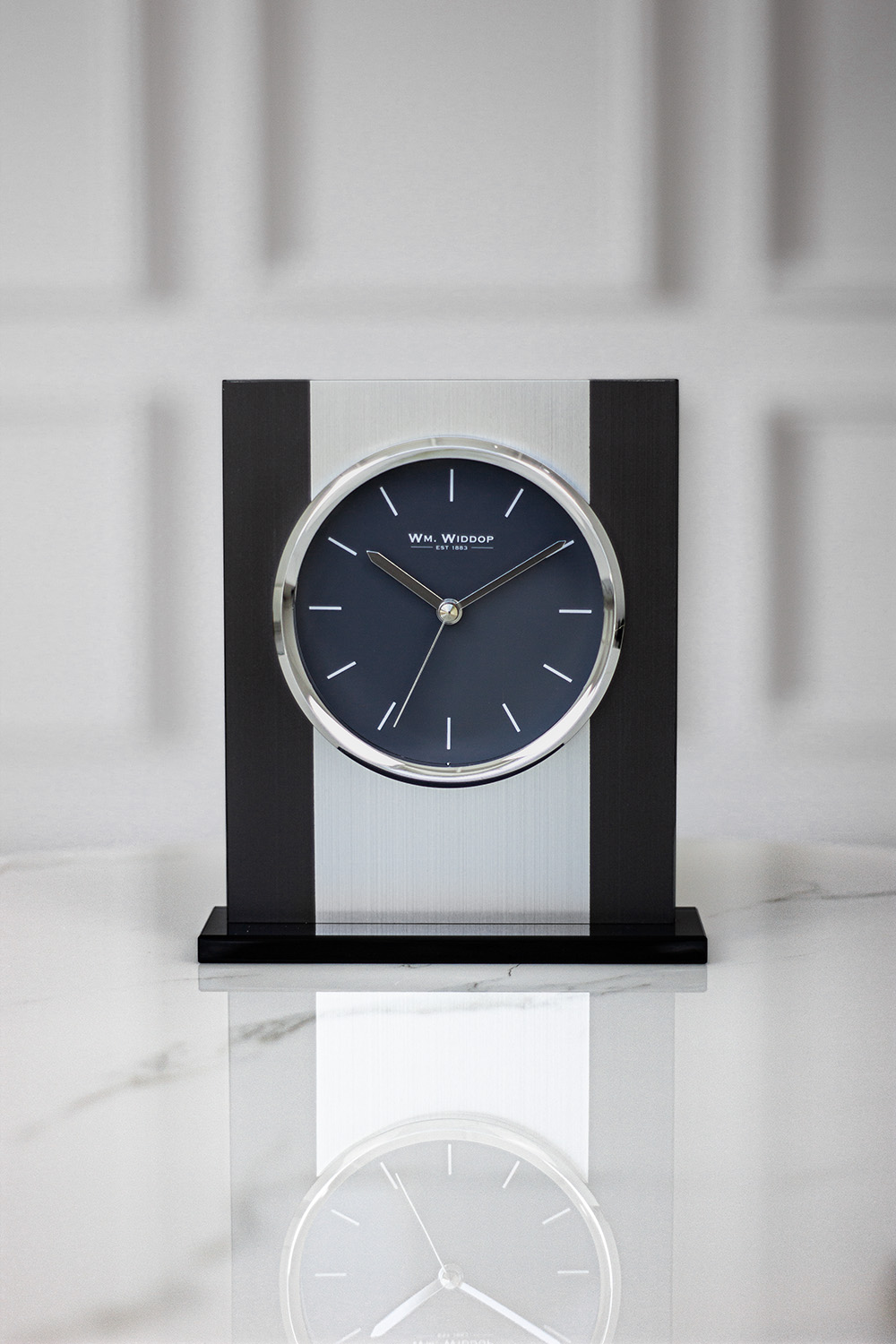 ZEGAR STOJĄCY metalowo-szklany, satynowe wykończenie, srebrno-czarny ZEGAR STOJĄCY metalowo-szklany, satynowe wykończenie, srebrno-czarny