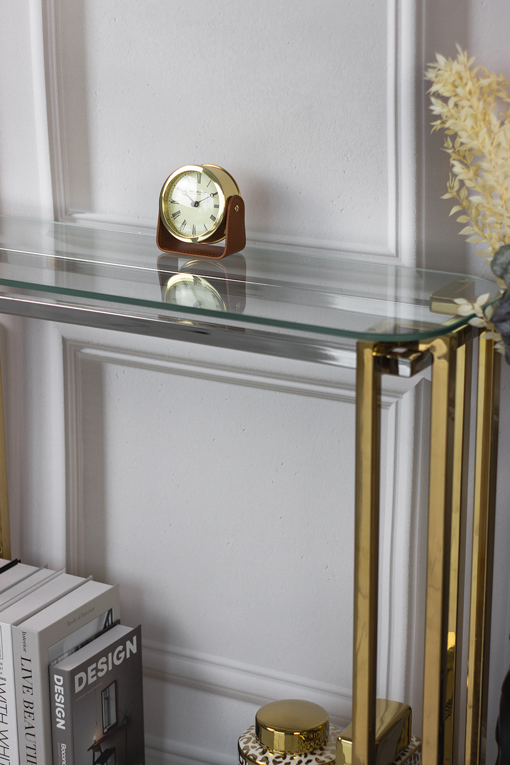 ZEGAR STOJĄCY na skórzanym stojaku, złota tarcza, klasyczny styl, na komodę ZEGAR STOJĄCY na skórzanym stojaku, złota tarcza, klasyczny styl, na komodę