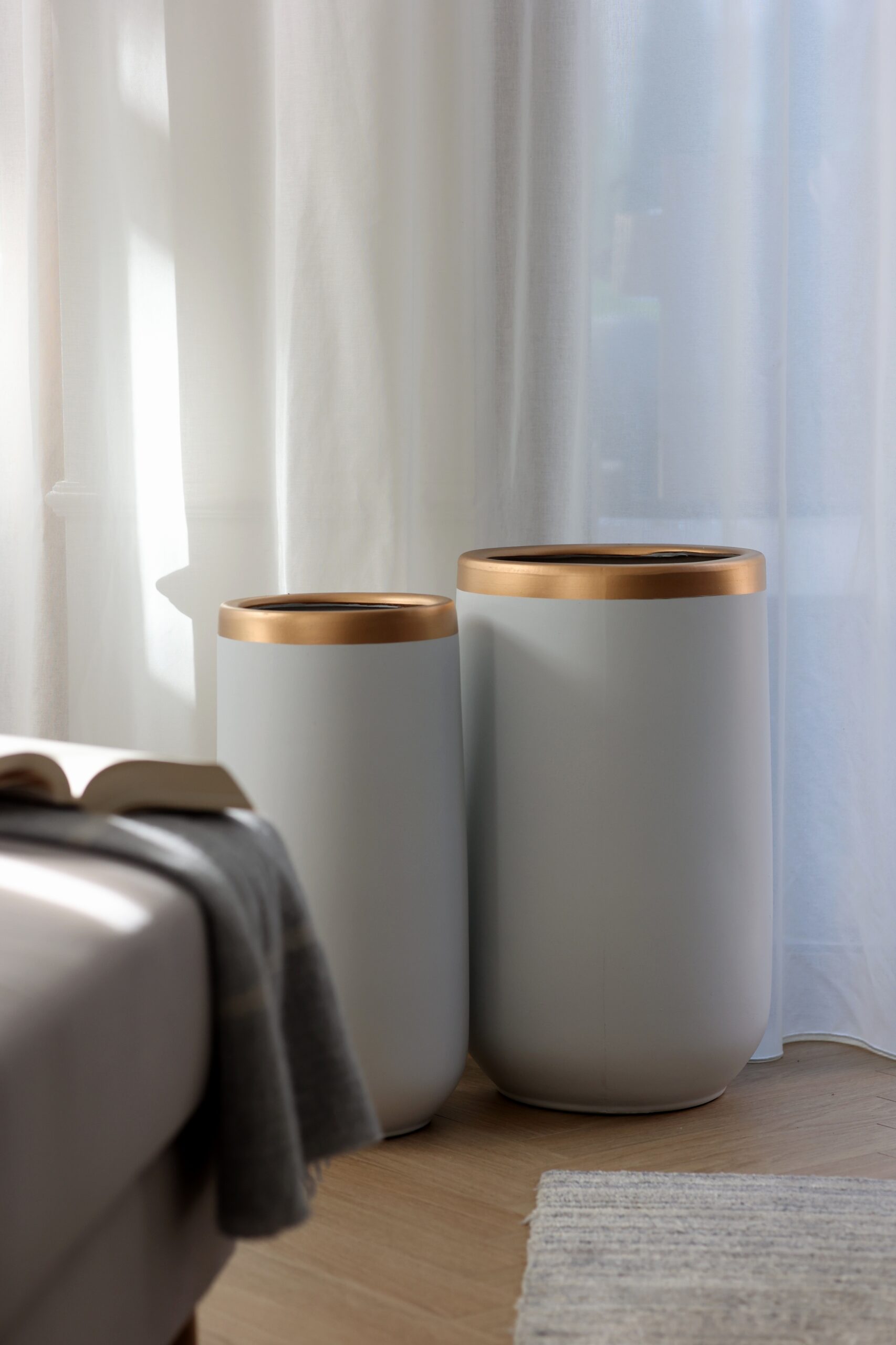 ZESTAW 2 DONIC ceramicznych, białe ze złotym detalem, styl glamour ZESTAW 2 DONIC ceramicznych, białe ze złotym detalem, styl glamour