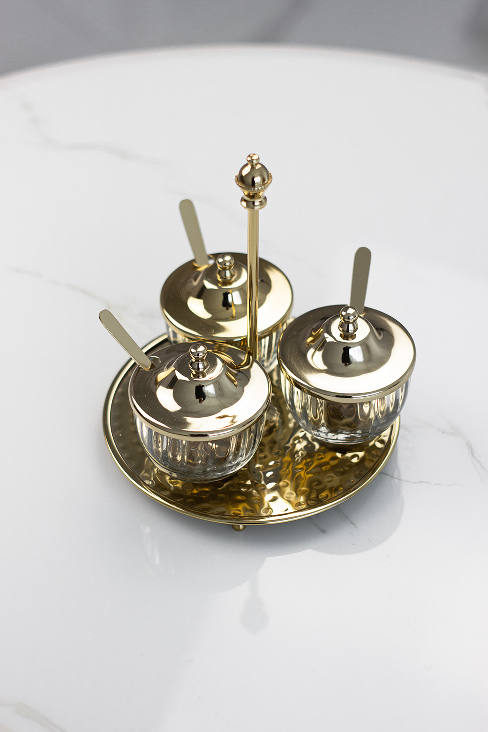 ZESTAW 3 CUKIERNIC na złotej, metalowej tacy, z łyżeczkami, glamour ZESTAW 3 CUKIERNIC na złotej, metalowej tacy, z łyżeczkami, glamour